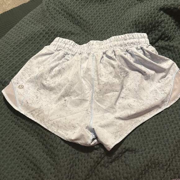 Lululemon 2.5” low rise hotty hot shorts - Picture 3 of 4
